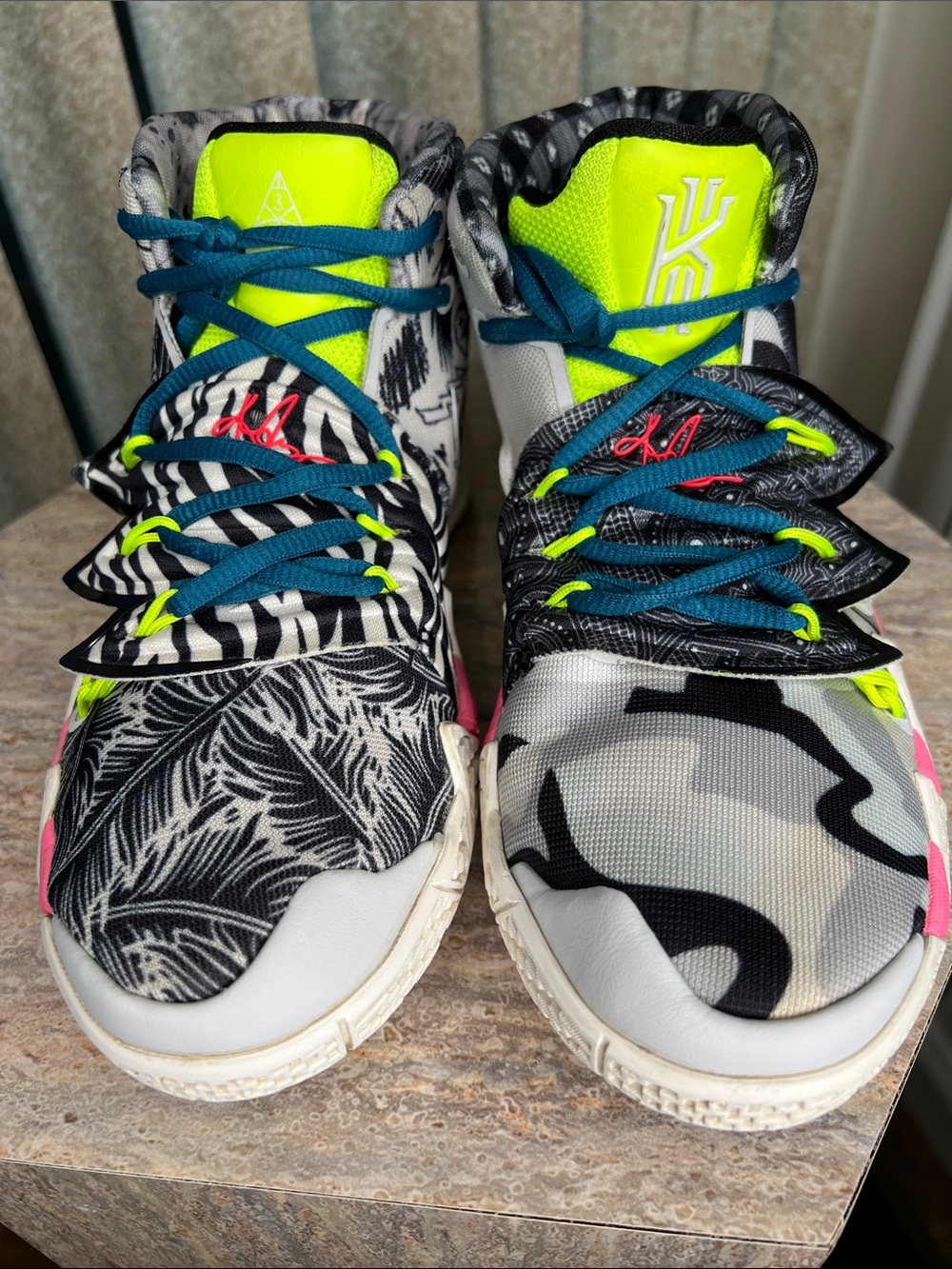 Nike Kyrie Hybrid S2 Ep what’s the neon? CT1971–002.  Size 5.5Y